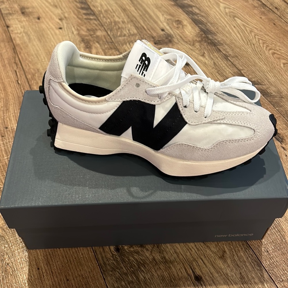 New Balance 327 Sneakers in Sea Salt women’s Size 7